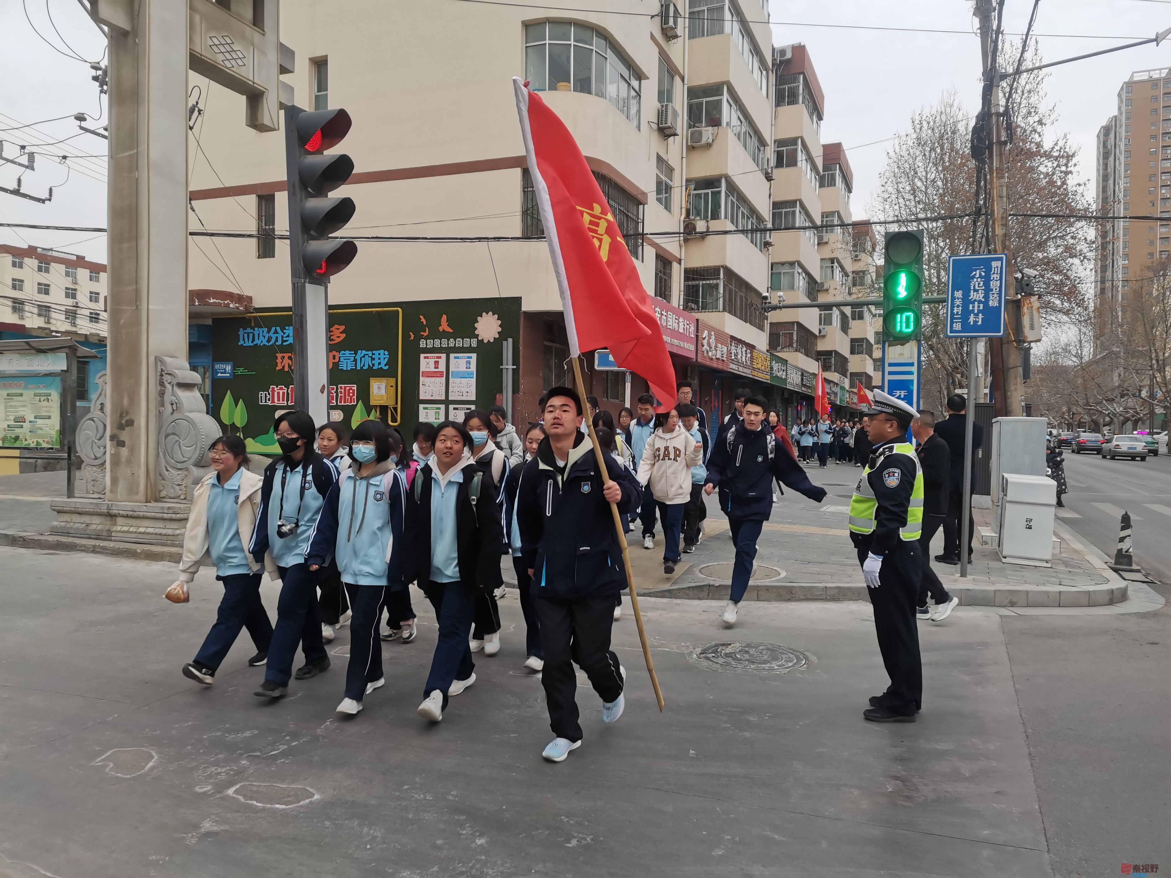 陕西铜川 | 学生徒步祭英烈 交警护送保平安