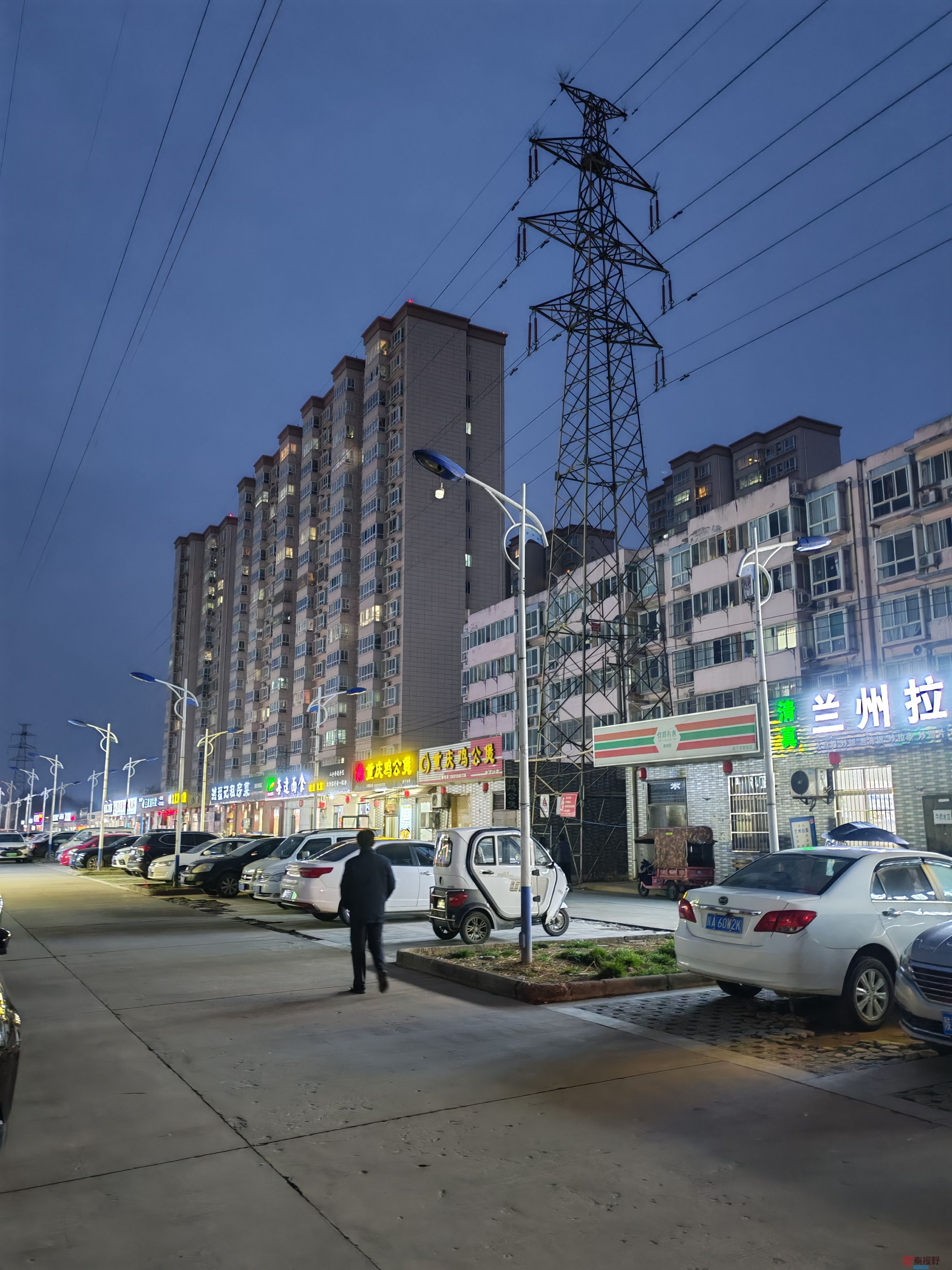 繁华的鄠邑区余下镇街道
