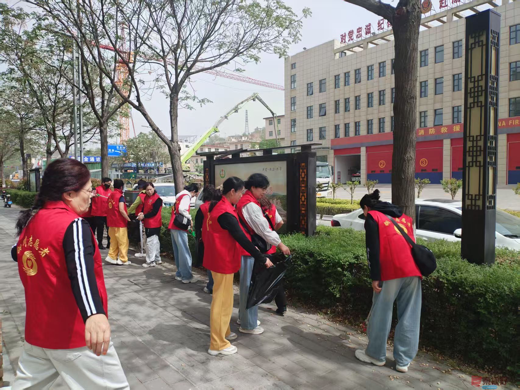 铜川雷锋志愿十一支队打扫锦阳新城五地卫生