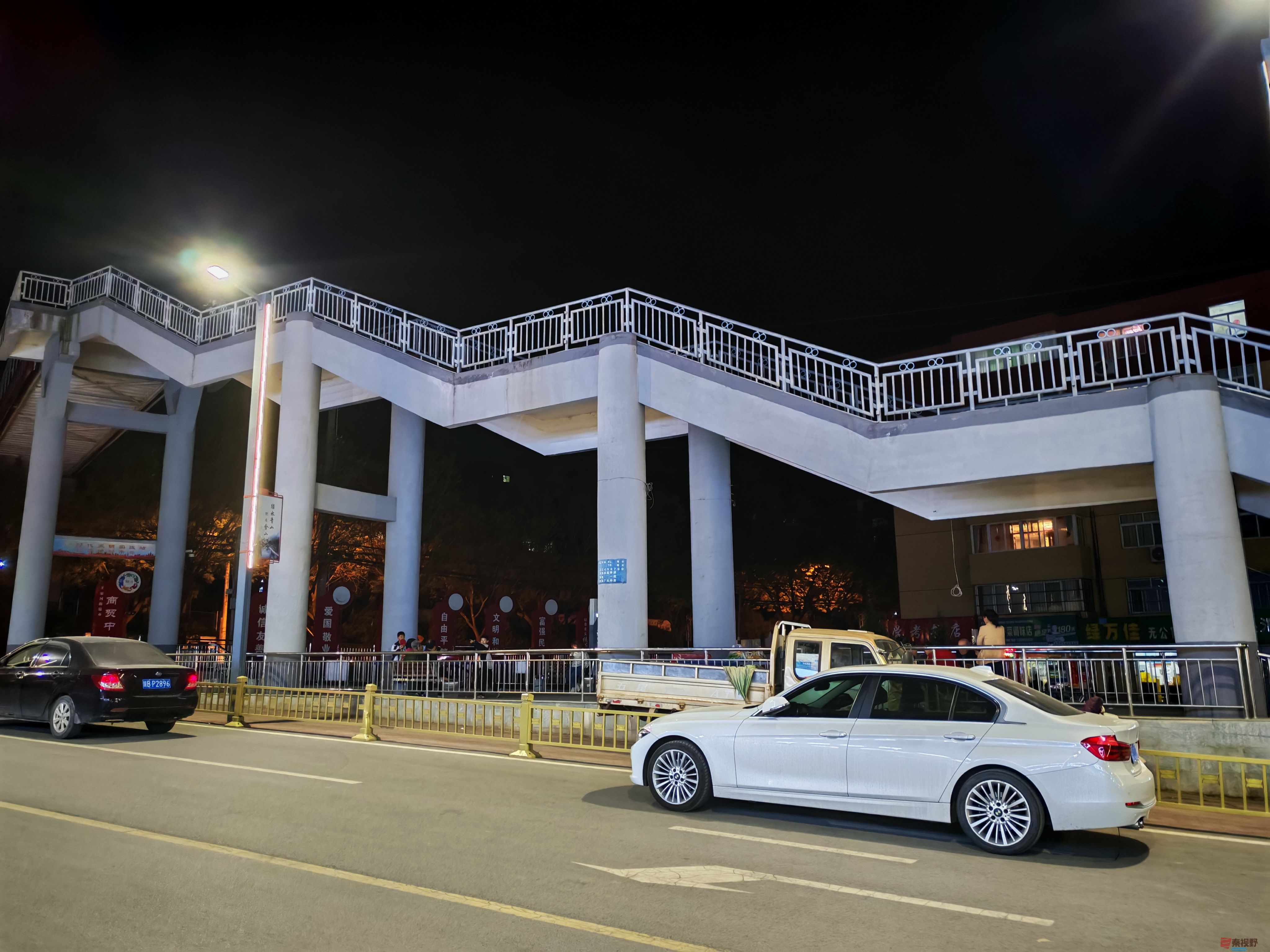 铜川王益东风社区的夜晚景色