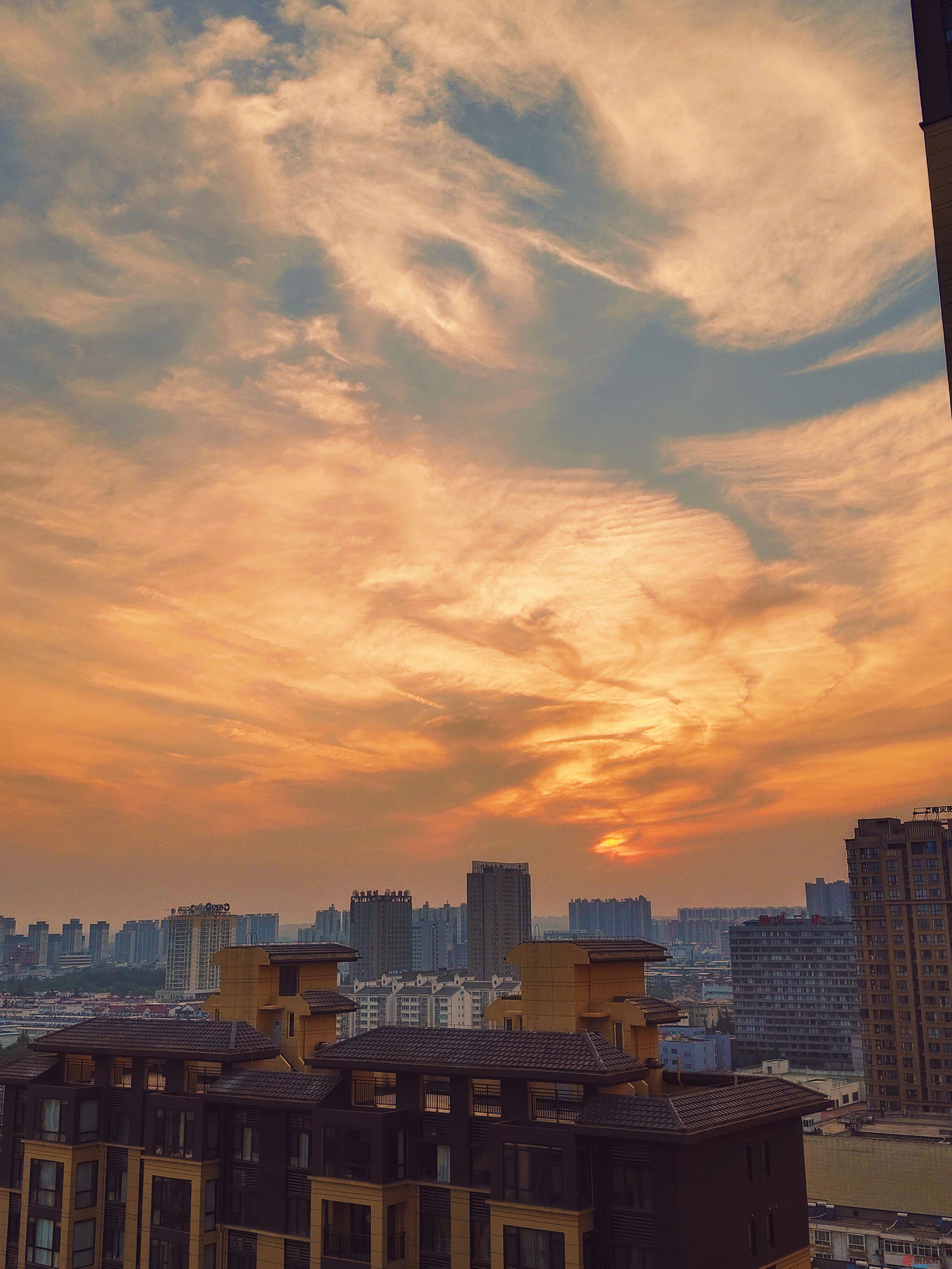 陕西铜川：夕阳下的荣盛广场【摄影吕卫东】