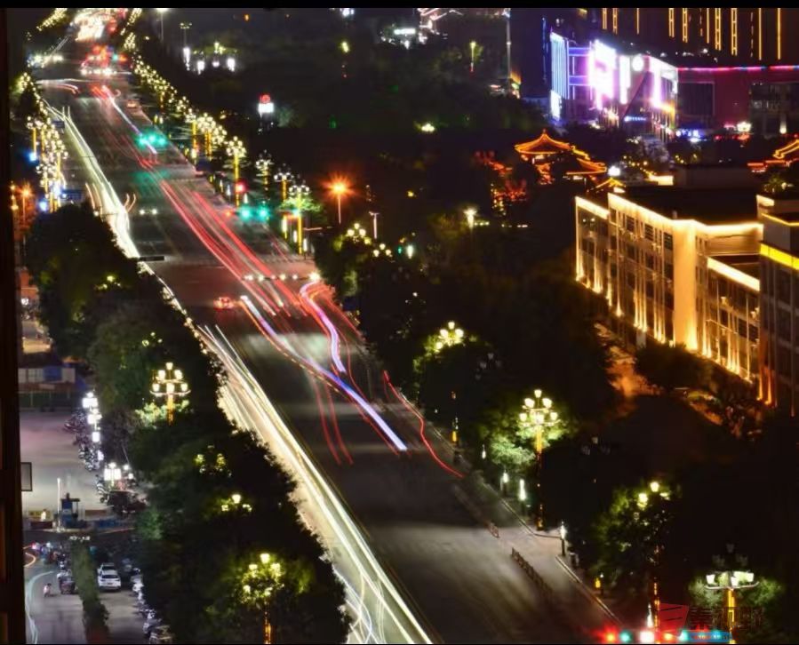 夜色中的车水马龙【摄影张高翔】