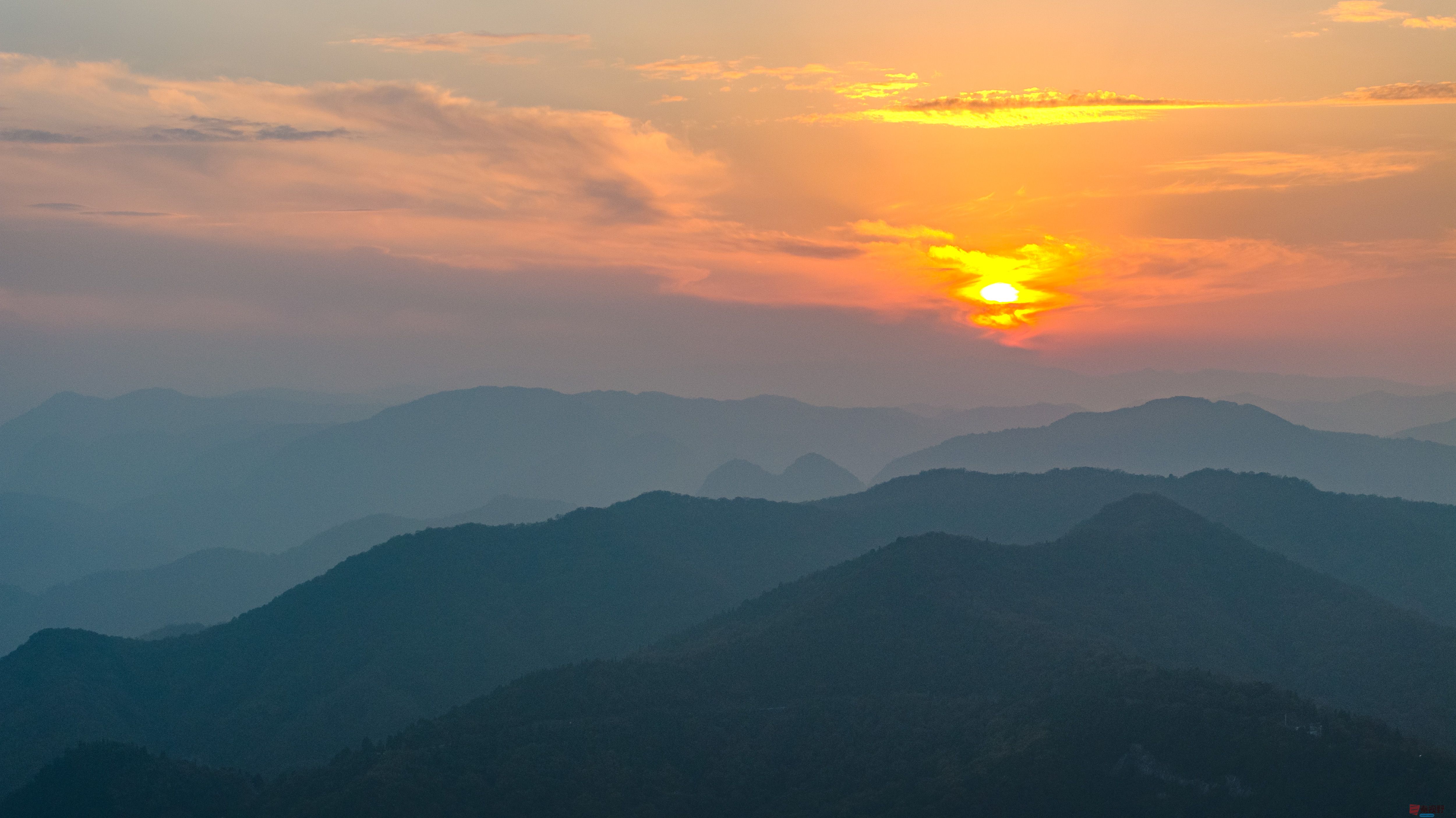 <strong>朝霞染山峦【摄影张宝光】</strong>