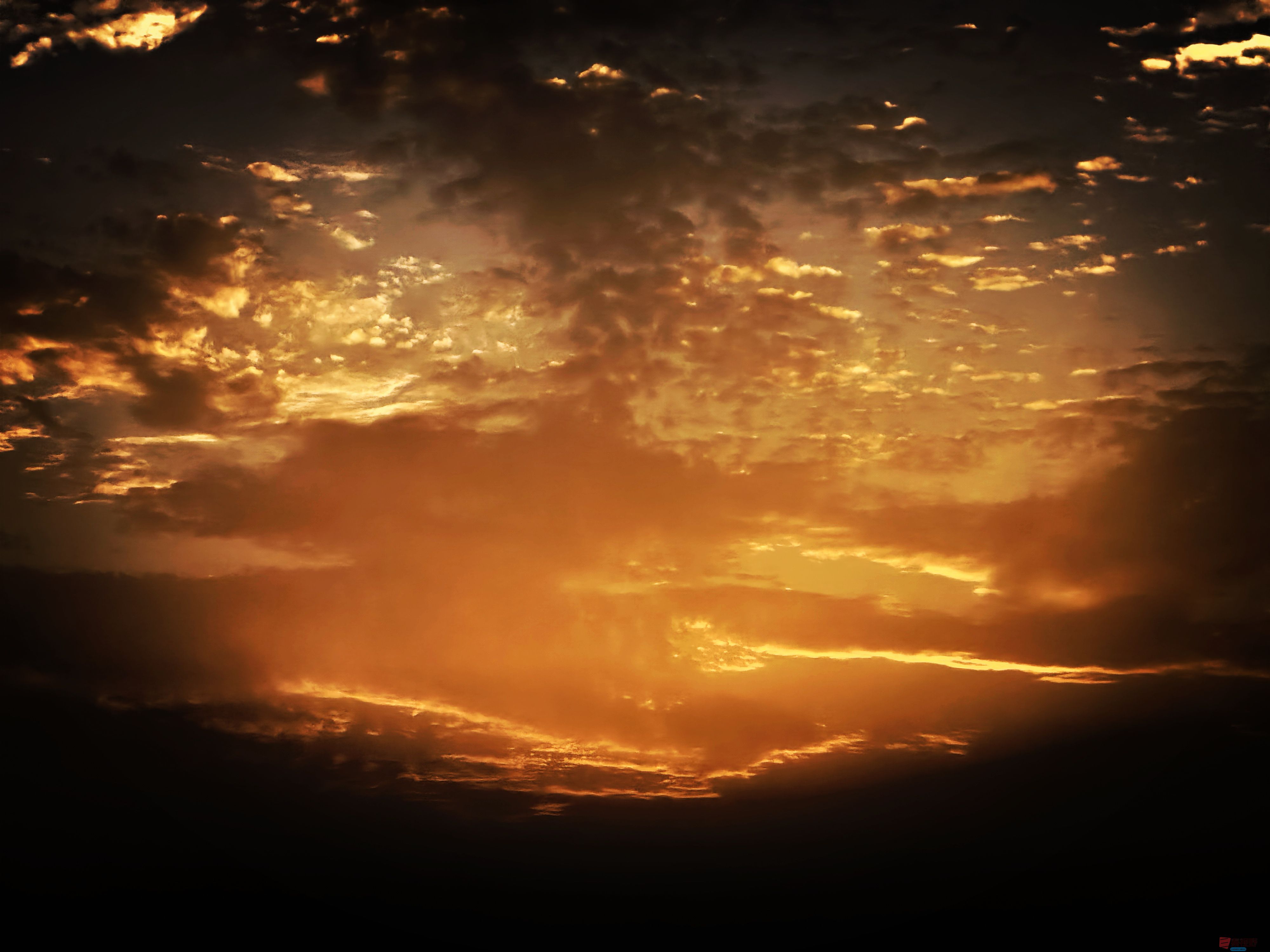 <strong>夕阳余晖映晚霞【摄影刘孝文】</strong>