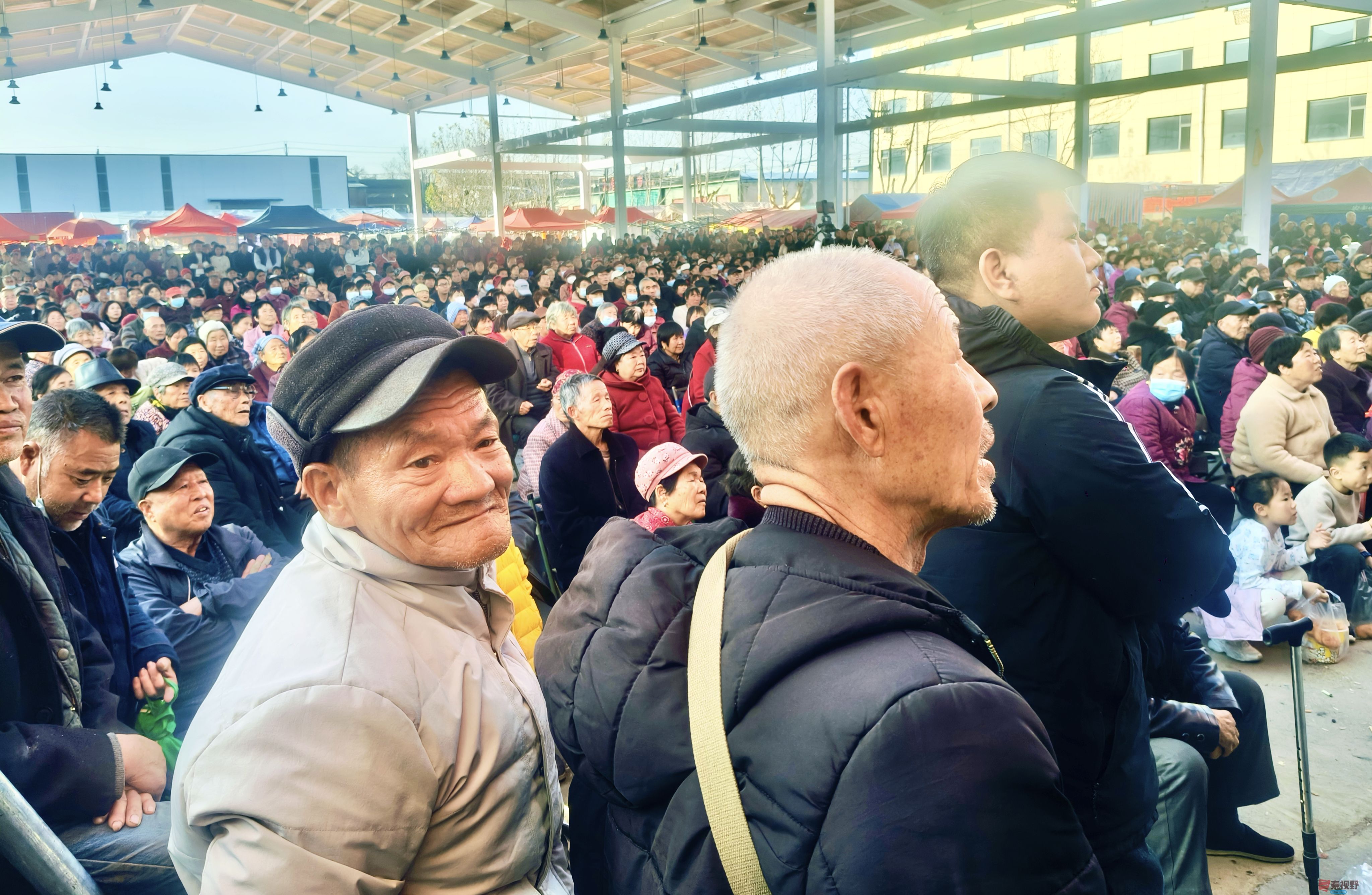 任周民戏迷观看秦腔《杨家将》_20251129214151_377_1580 (7).jpg