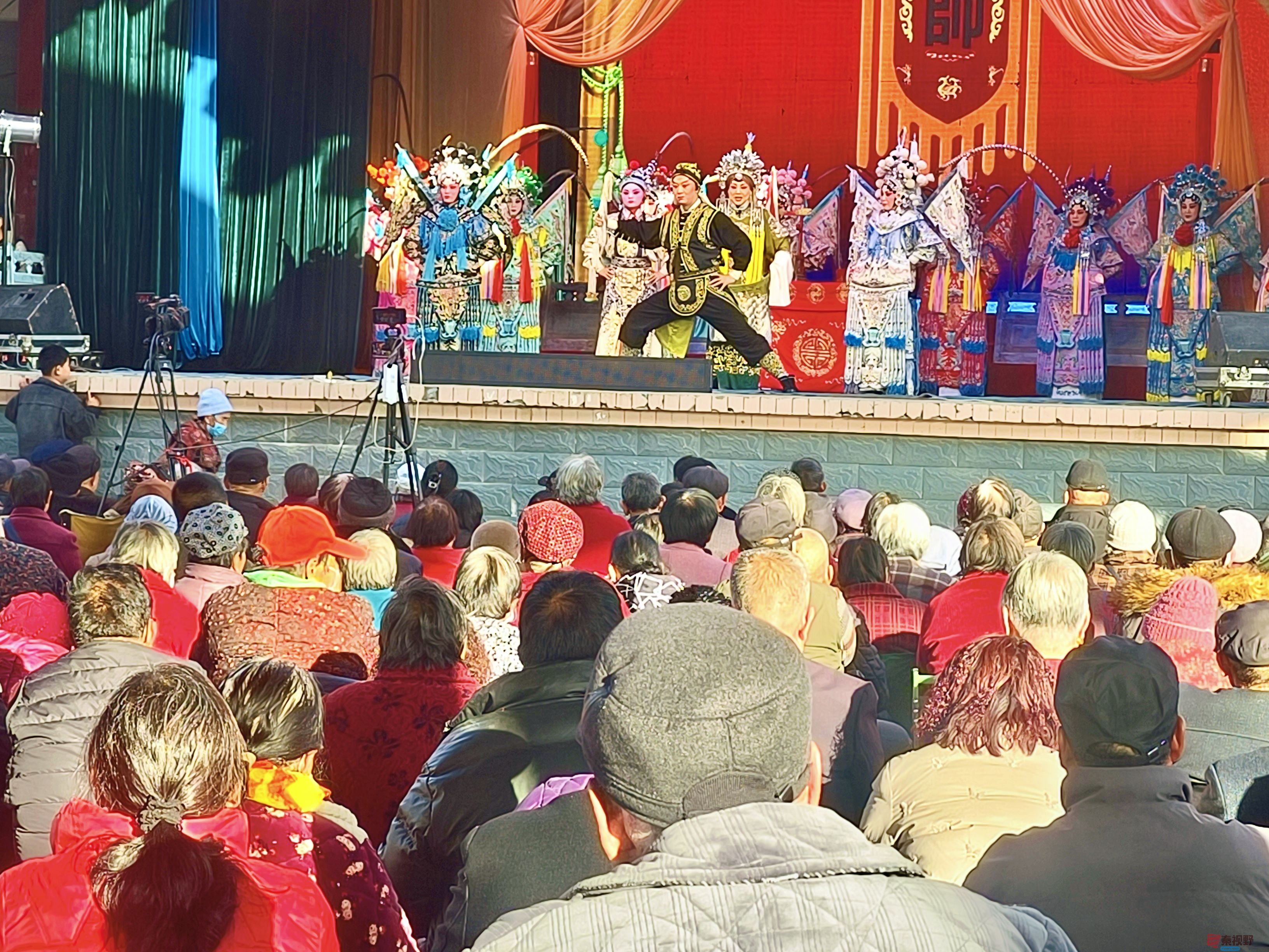 任周民戏迷观看秦腔《杨家将》_20251129214151_377_1580 (8).jpg