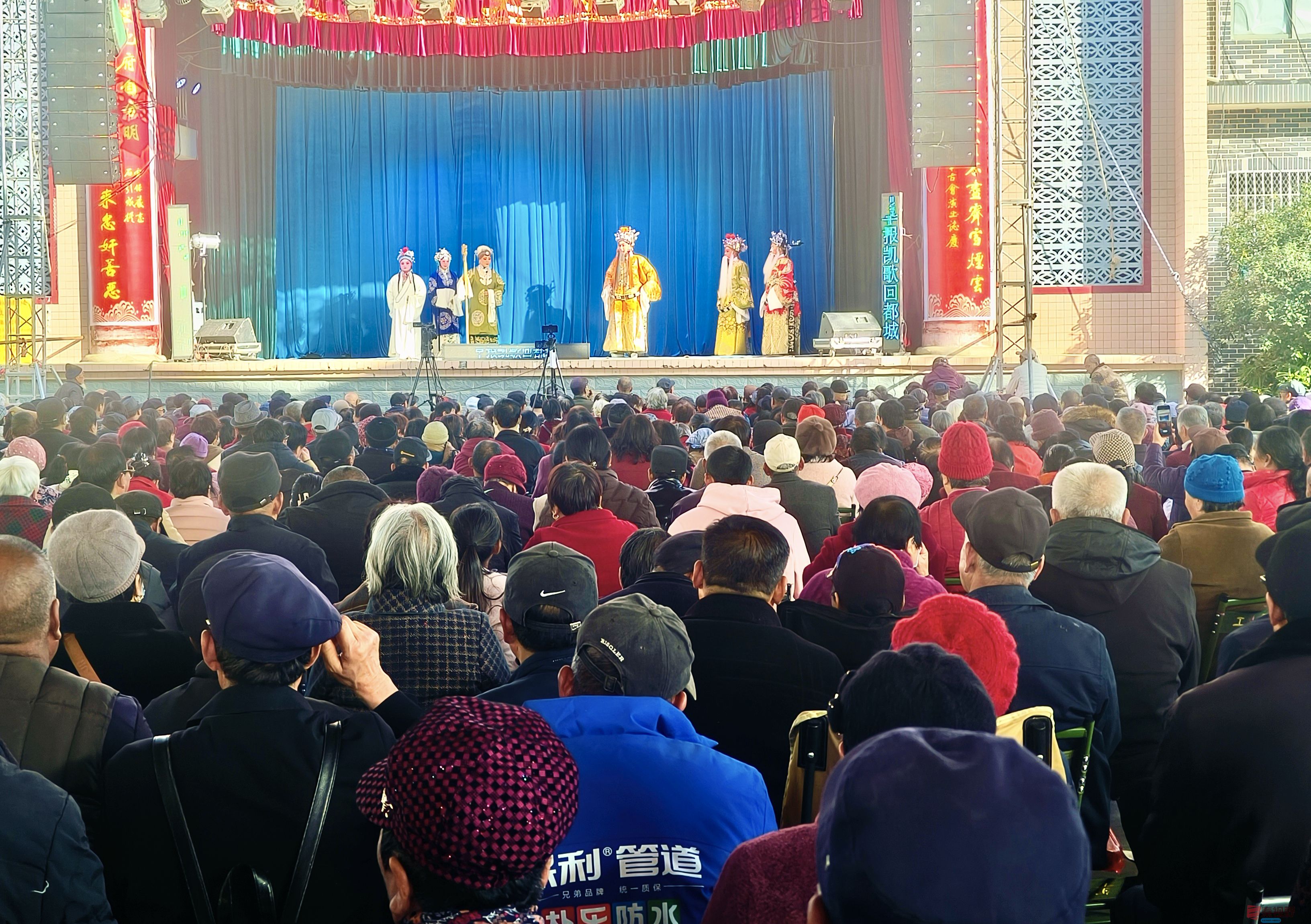 任周民戏迷观看秦腔《杨家将》_20251129214151_377_1580 (9).jpg