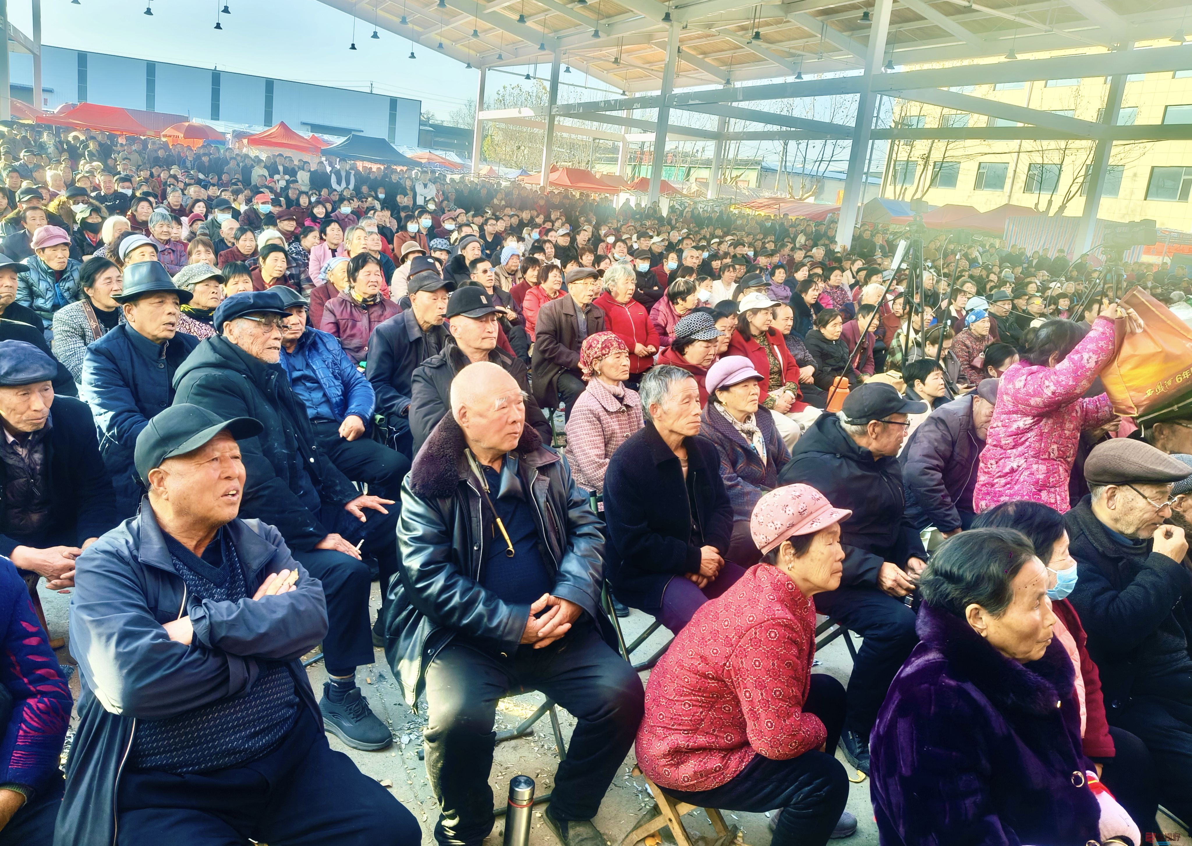 任周民戏迷观看秦腔《杨家将》_20251129214151_377_1580 (10).jpg