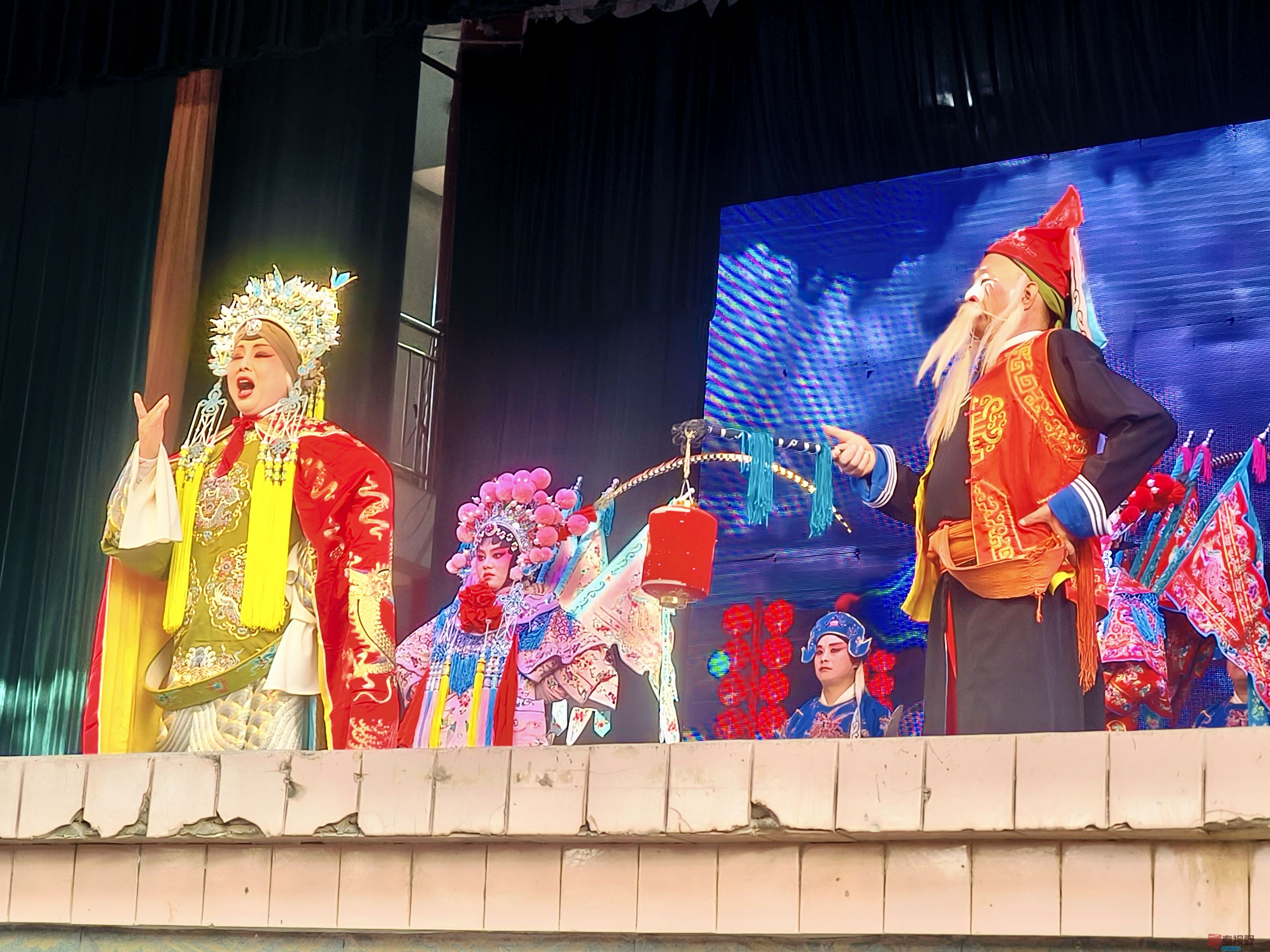 任周民戏迷观看秦腔《杨家将》_20251129214151_377_1580 (3).jpg