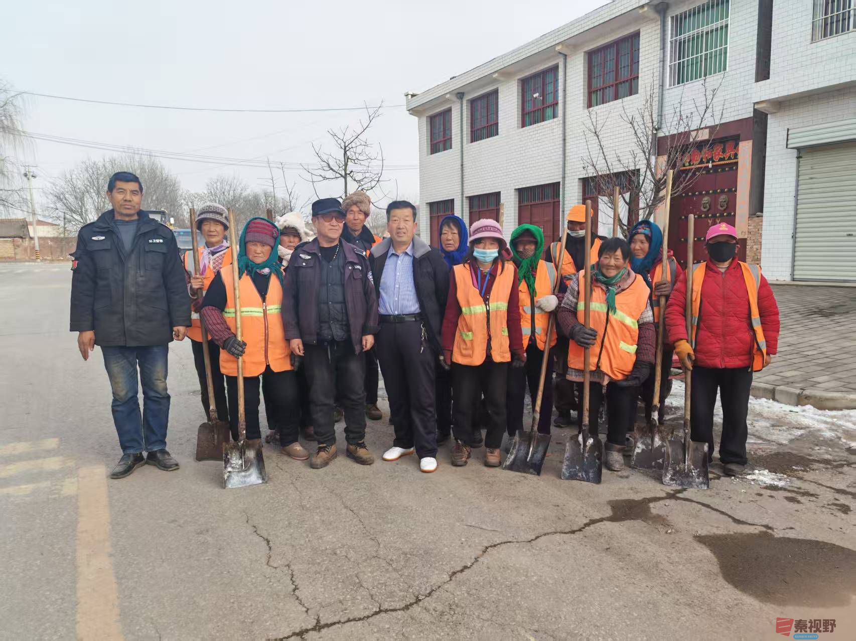 雪映腊八暖     情牵环卫工