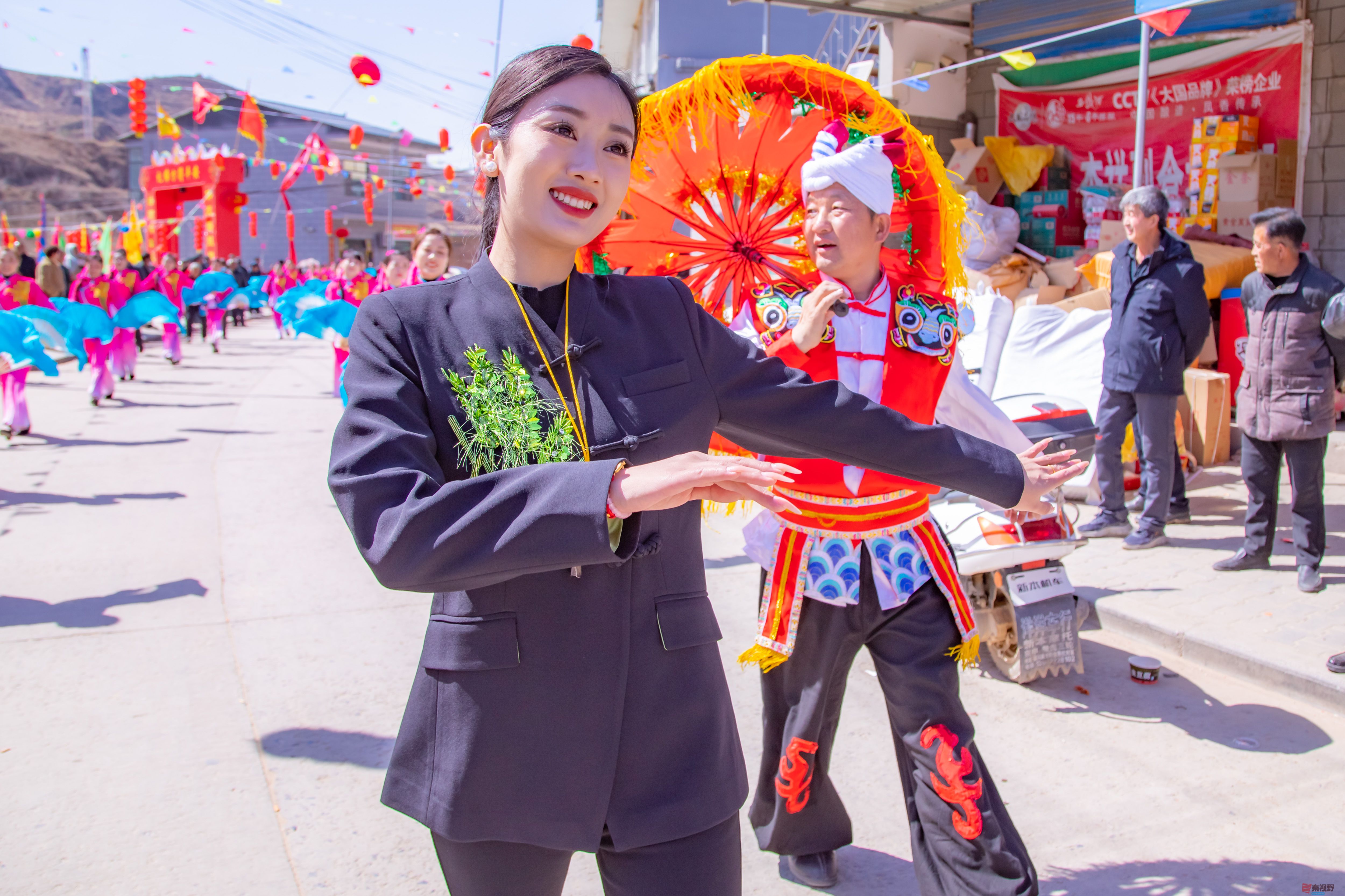 <strong>陕西米脂秧歌队领队美女的风采【摄影张宝光】</strong>