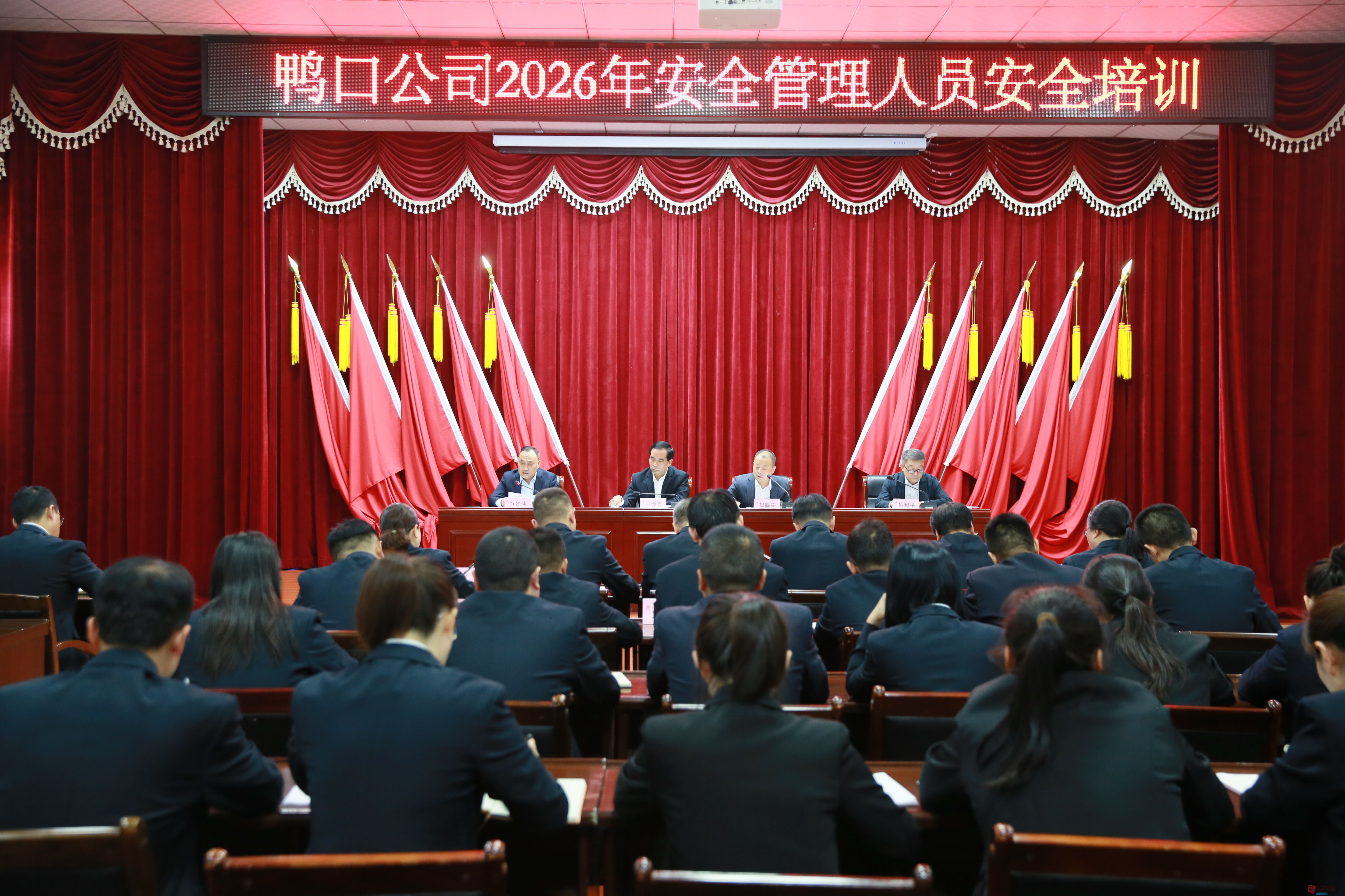 陕煤铜川矿业鸭口公司：收心归位聚合力 守牢底线夺收官